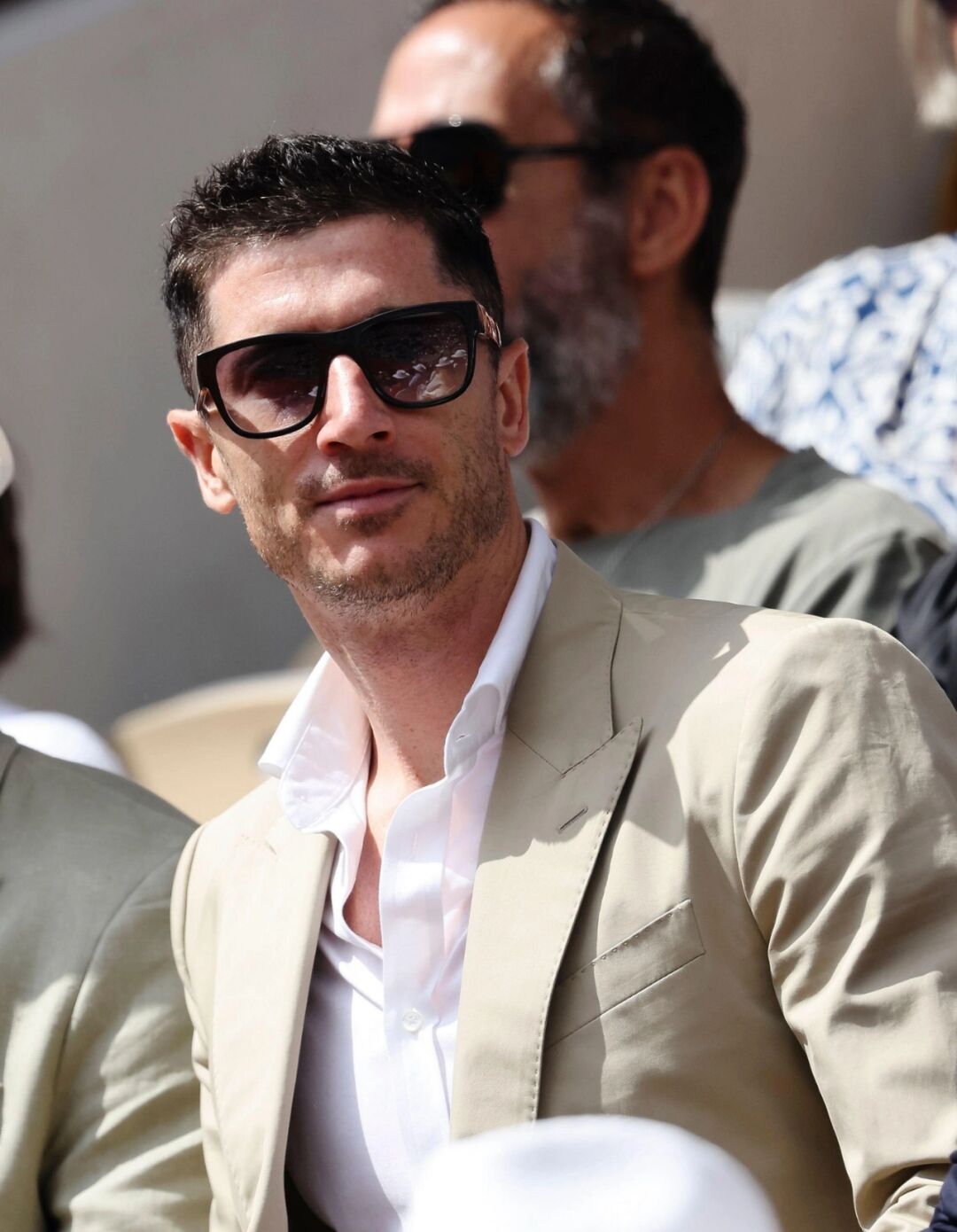 莱万多夫斯基迎来十二赛季高光表现，老鹰球迷沸腾！